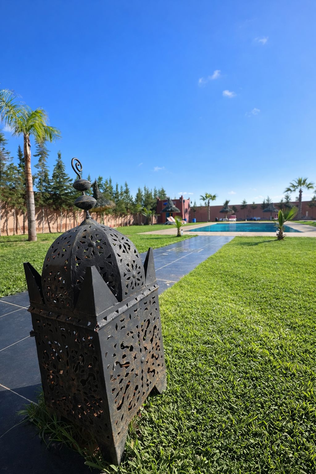 Lanterne marocaine et piscine au fond
